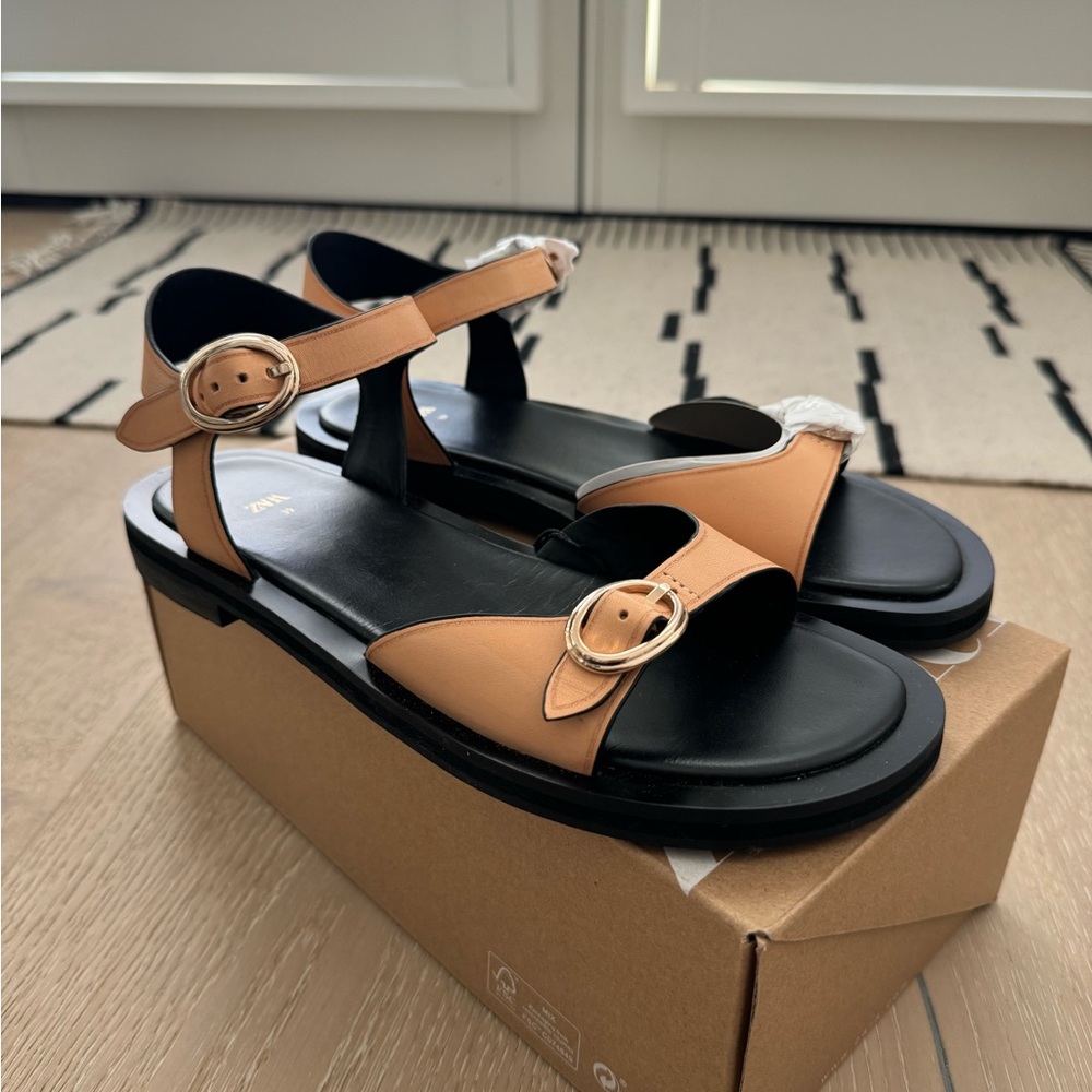 NWT Zara Buckle Sandal Size US 8/ EUR 39